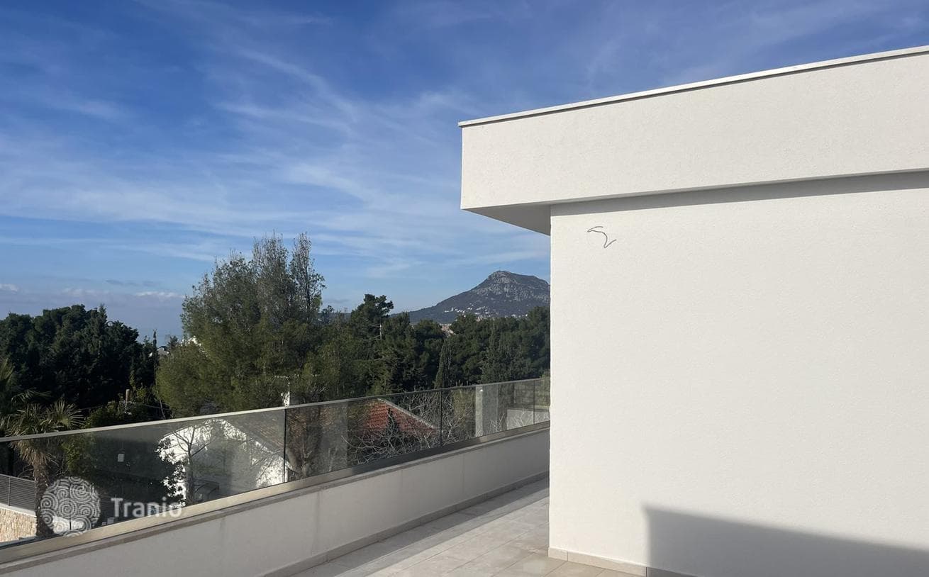 3-Bedroom Villa with Private Pool and Garden 150 m from the Sea in Ratac