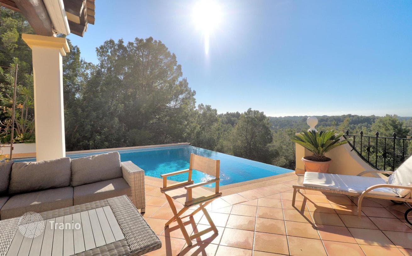 5-Bedroom Villa with Private Pool and Golf Views in Benidorm, Mallorca