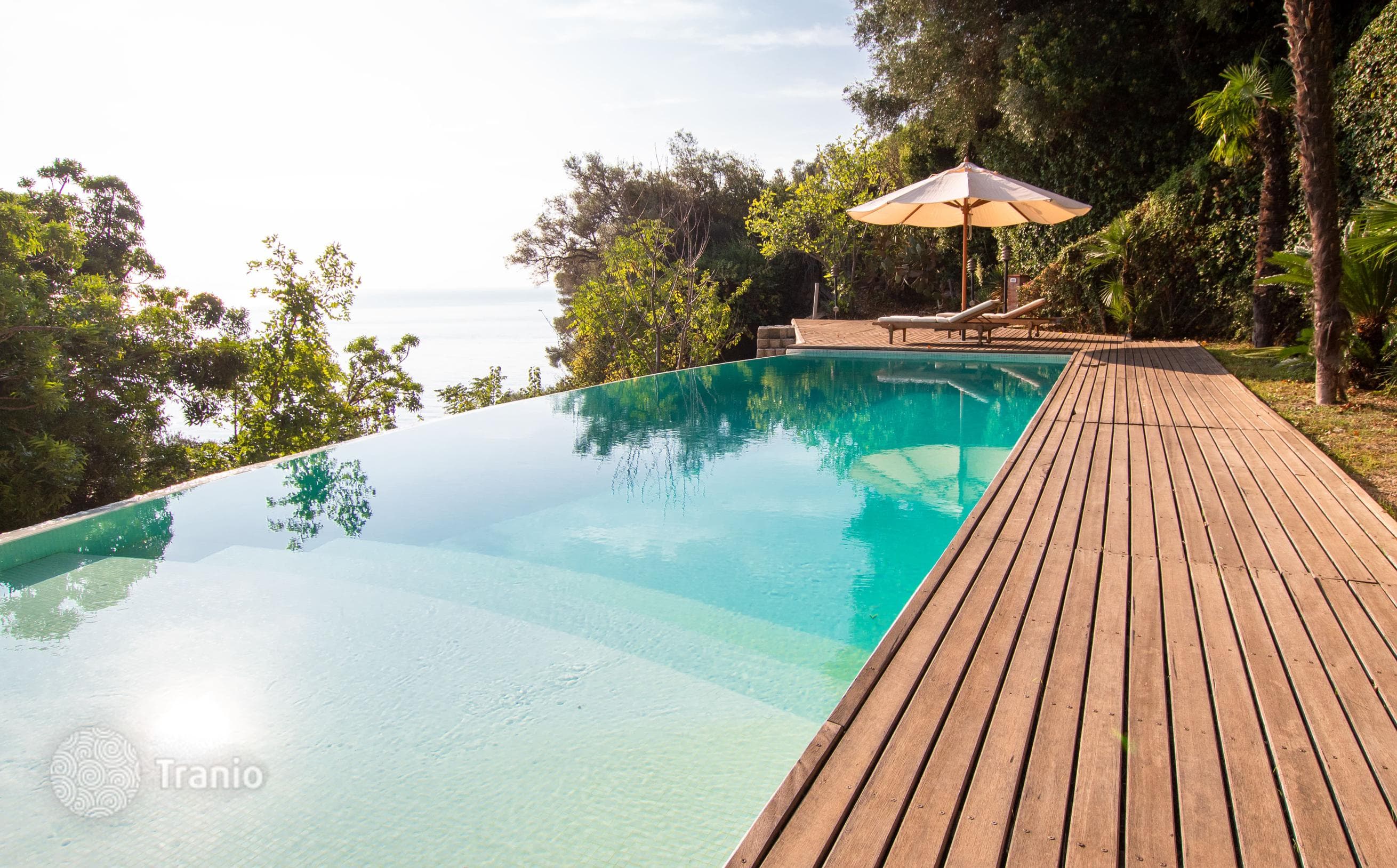 Villa with Panoramic Sea View, Private Pool and Beach Access in La Mortola, Liguria