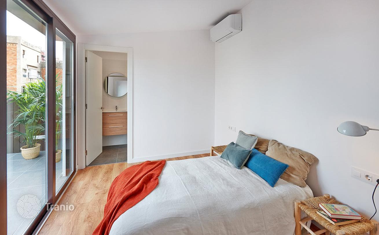 2-Bedroom Penthouse with Terrace in Barcelona, photo 2