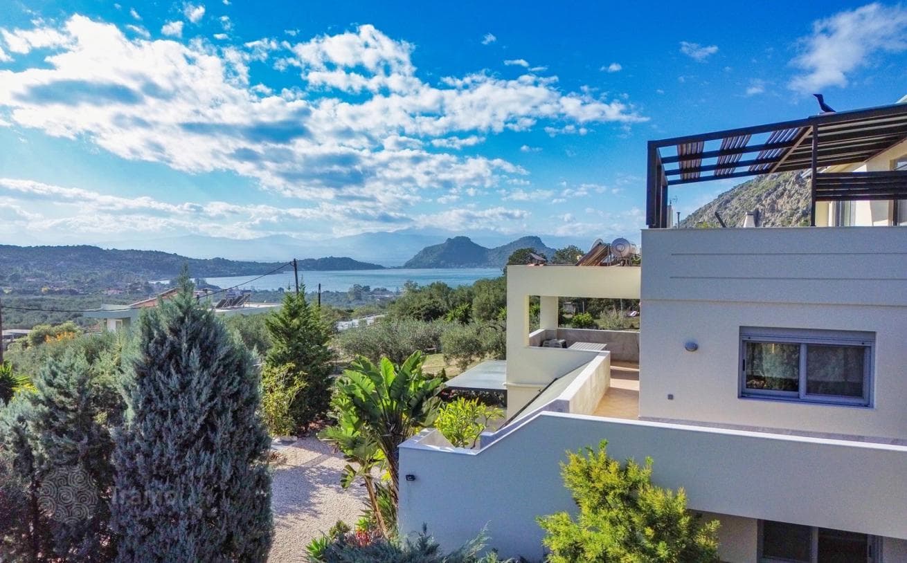3-Bedroom Villa with Lake View in Loutraki, Peloponnese