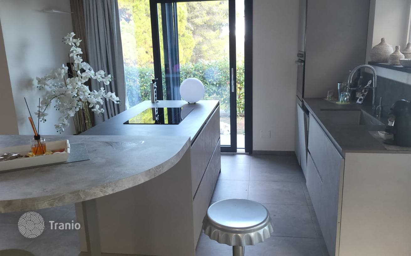 6-Bedroom Villa with Private Pool in Imperia, photo 4