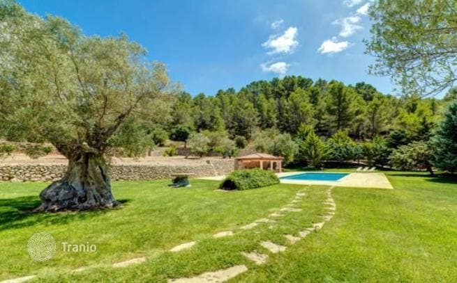 5-Bedroom Villa with Guest Houses and Private Pool in Bunol, Mallorca