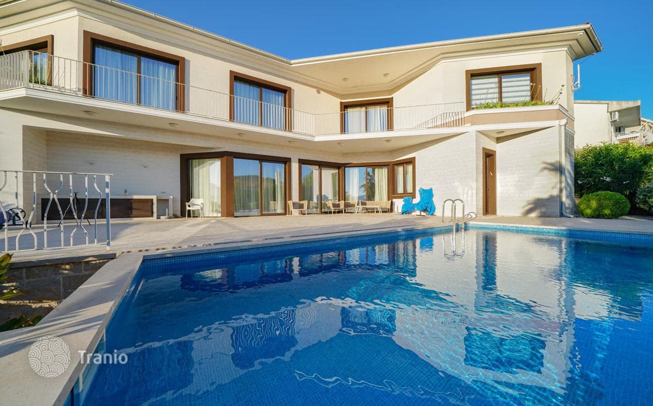 3-Bedroom Villa with Private Pool and Bay Views in Tivat, photo 4