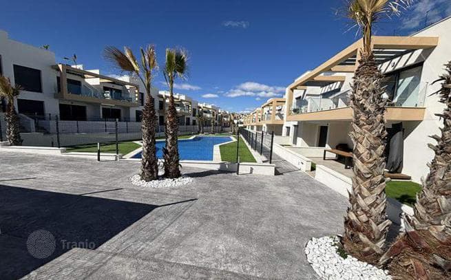 2-Bedroom Penthouse with Roof Terrace in Los Balcones, Torrevieja, photo 3