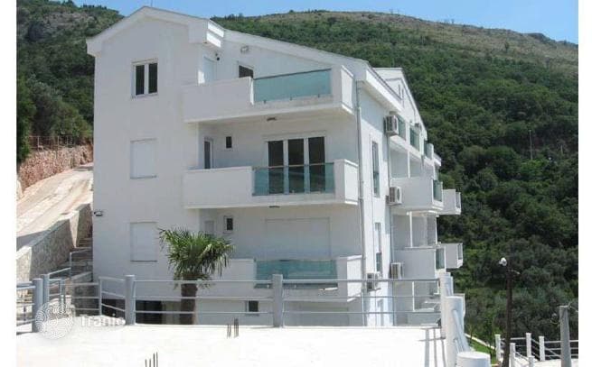 2-Bedroom Apartment with Sea View in Petrovac, Budva, photo 2