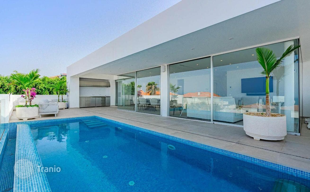 4-Bedroom Villa with Private Pool and Sea View in Callao Salvaje, Tenerife, photo 2