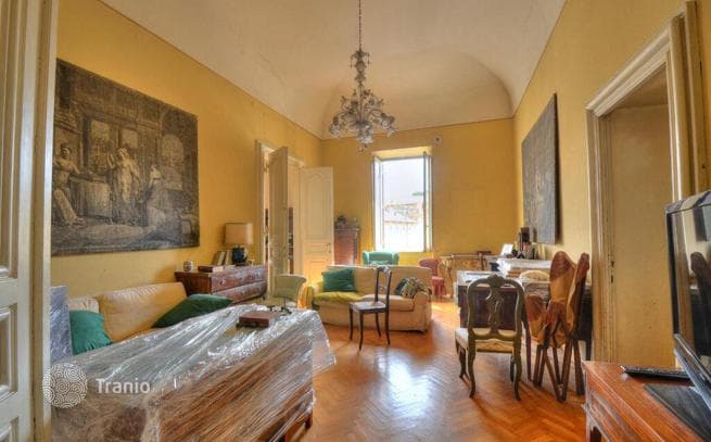 6-Bedroom Apartment with Trevi Fountain Views in Rome