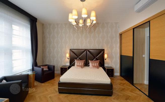 2-Bedroom Apartment with Living Room in District VI, Budapest, photo 3