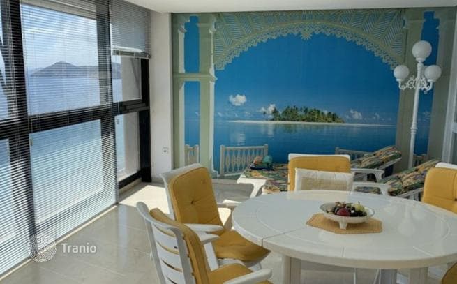 3-Bedroom Beachfront Apartment with Shared Pool in Benidorm, photo 4