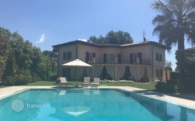 New Villa with Heated Pool and Garden in Forte dei Marmi