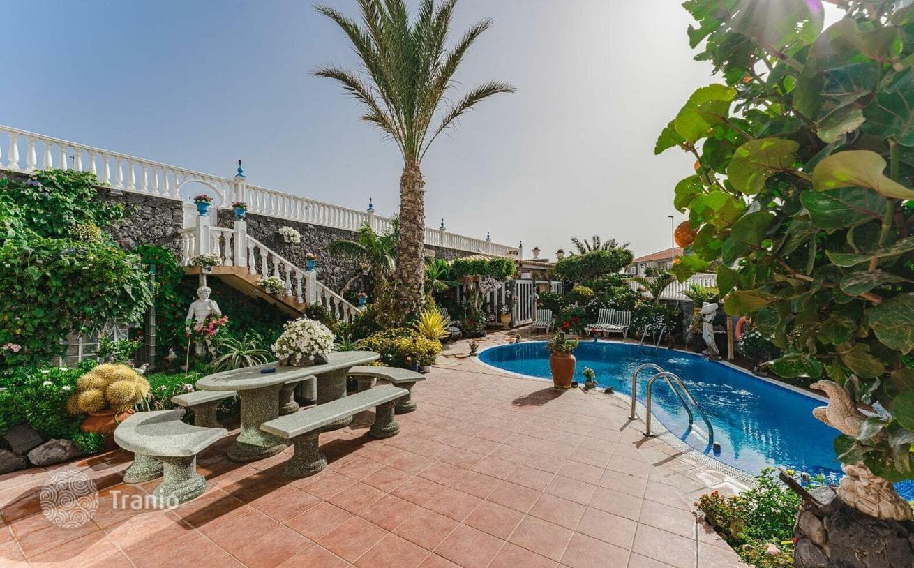 Two Houses with Private Pool and Garden near the Ocean in El Medano, Tenerife