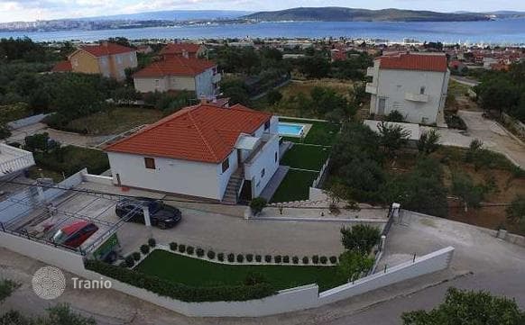 Bright 4-Bedroom House with Terrace and Garden in Kastela, photo 2