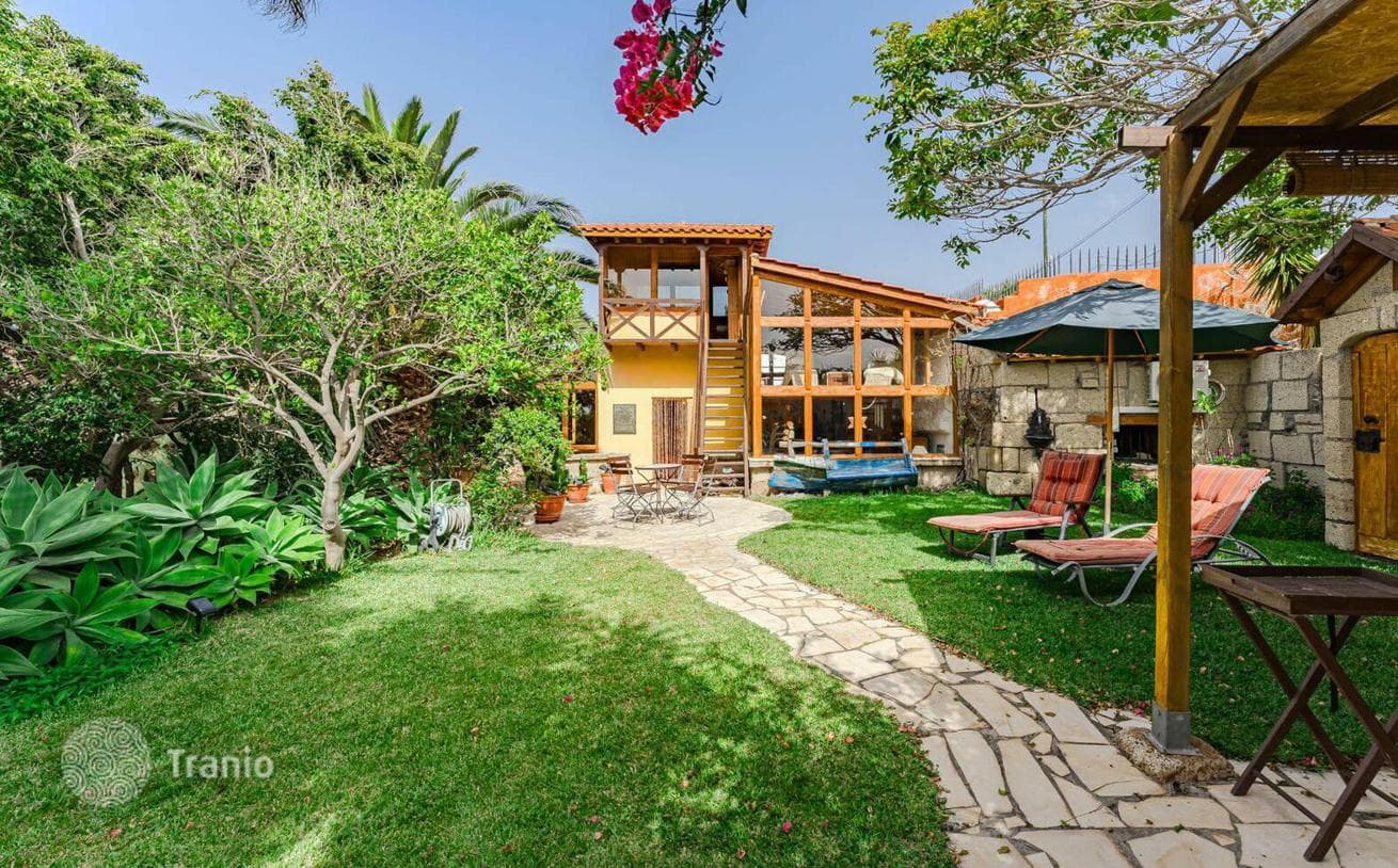 3-Bedroom Villa with Landscaped Gardens and 2 Guest Apartments in Villa de Arico, Tenerife