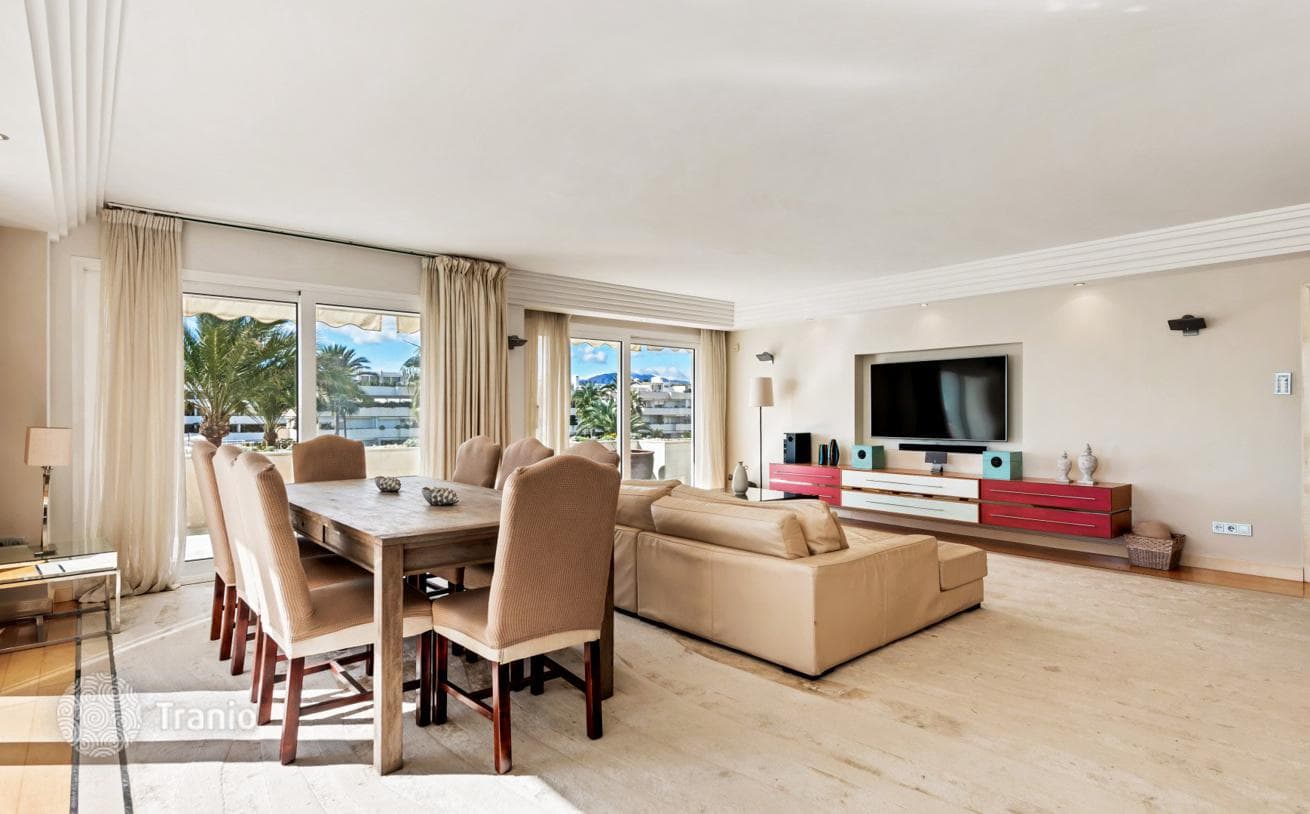 3-Bedroom Penthouse Duplex with Sea View in Puerto Banus, Marbella, photo 3