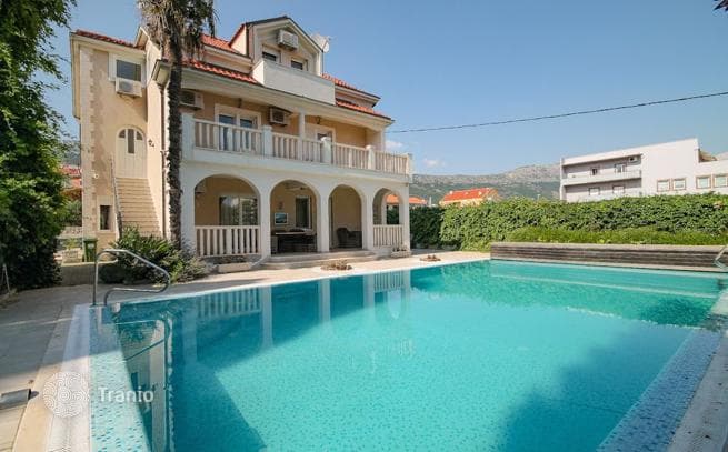 Furnished Villa with Private Pool and Vineyard in Kastela, Split