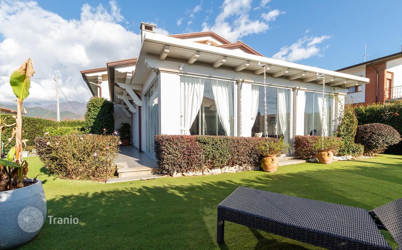 Renovated Villa with Garden in Forte dei Marmi