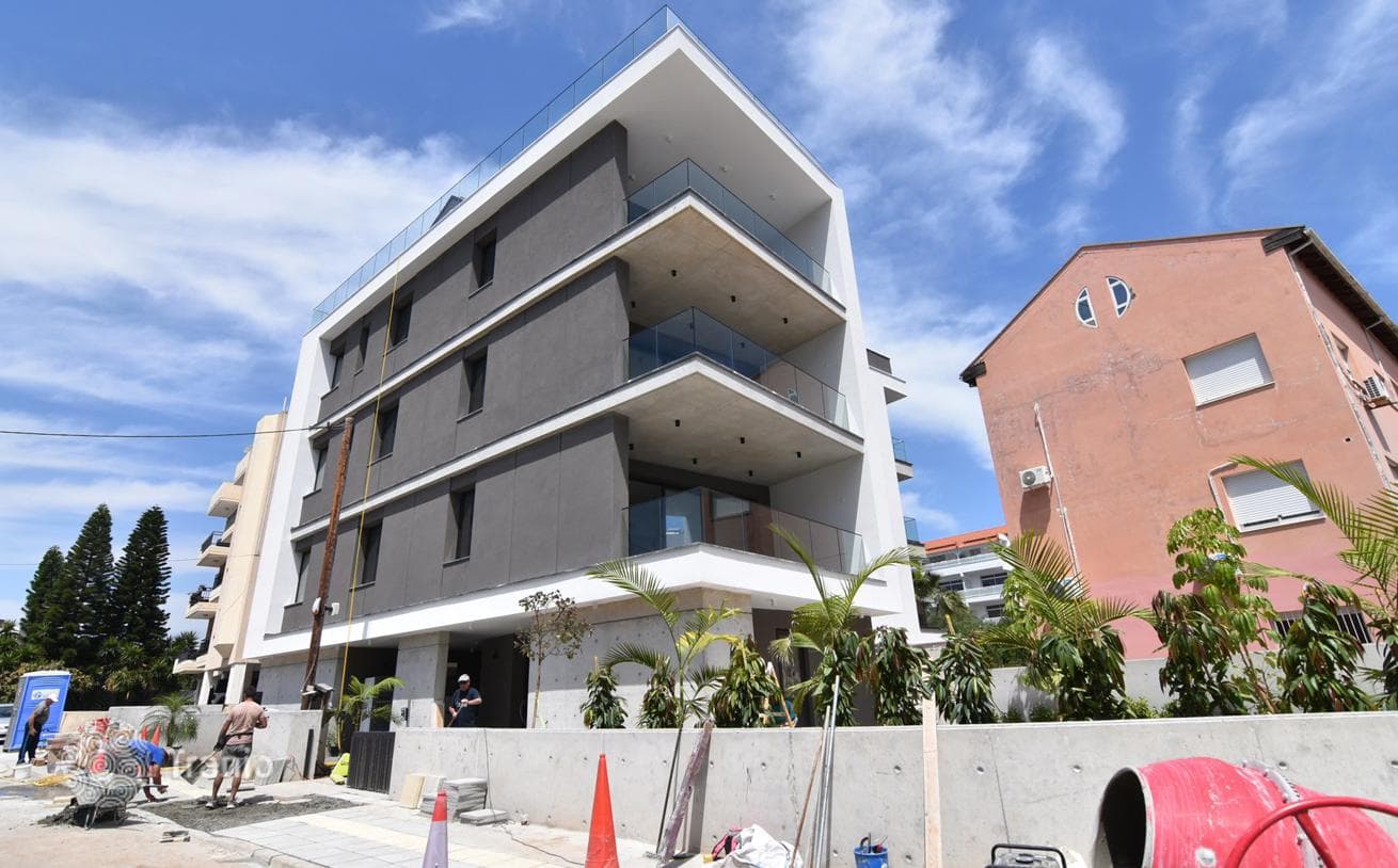 Apartments with Shared Pool 700 m from the Beach in Germasoyia, Limassol