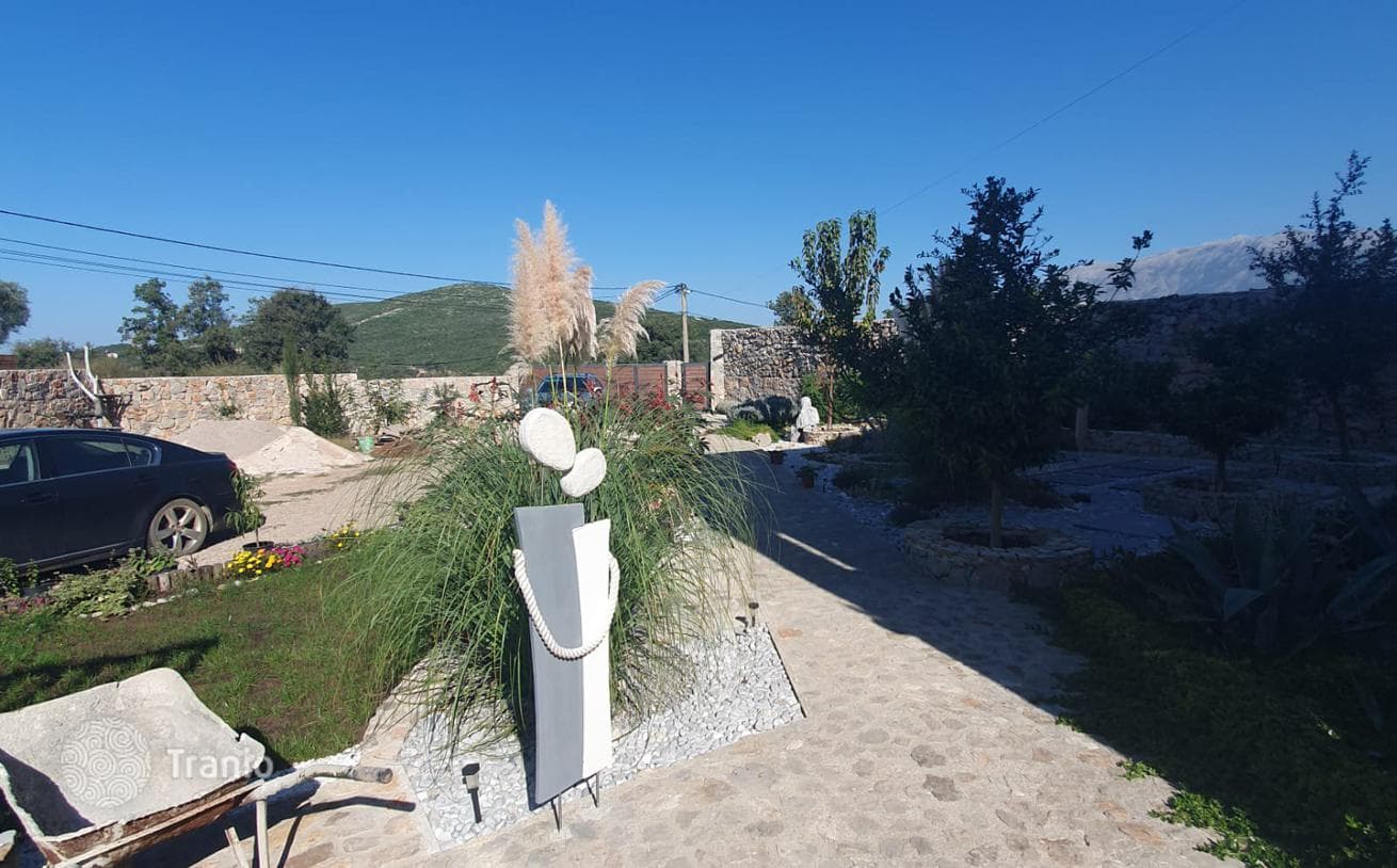 Двухэтажная современная вилла с ухоженным садом и видом на горы в Кримовице, Котор, Черногория, фото 2