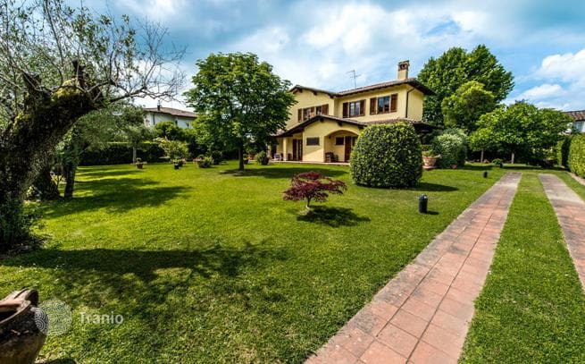 Two-Story Villa with Garden in Forte dei Marmi, Tuscany