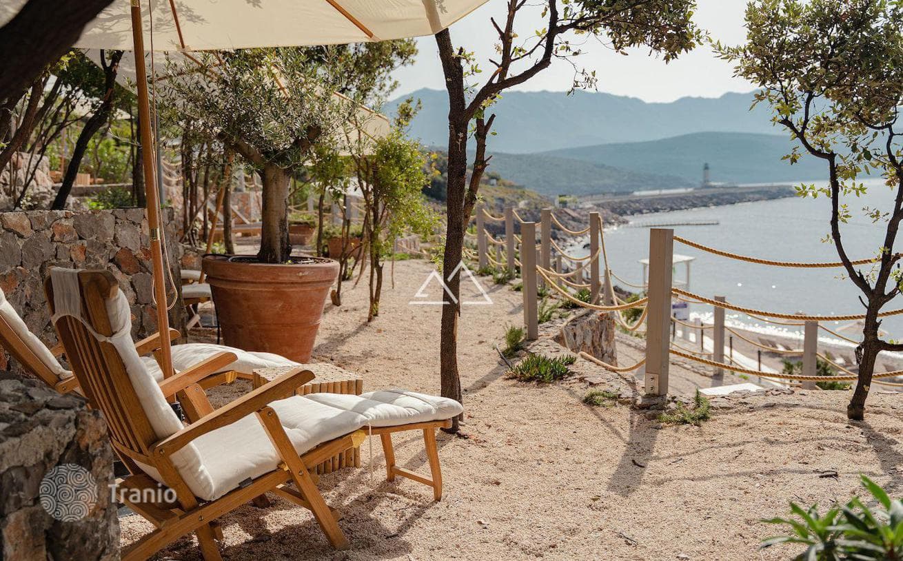 3-Bedroom Apartment in Centrale Lustica Bay, photo 2