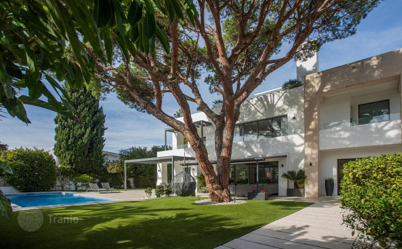6-Bedroom Villa with Private Pool and Sea View in Marbella Golden Mile, photo 2