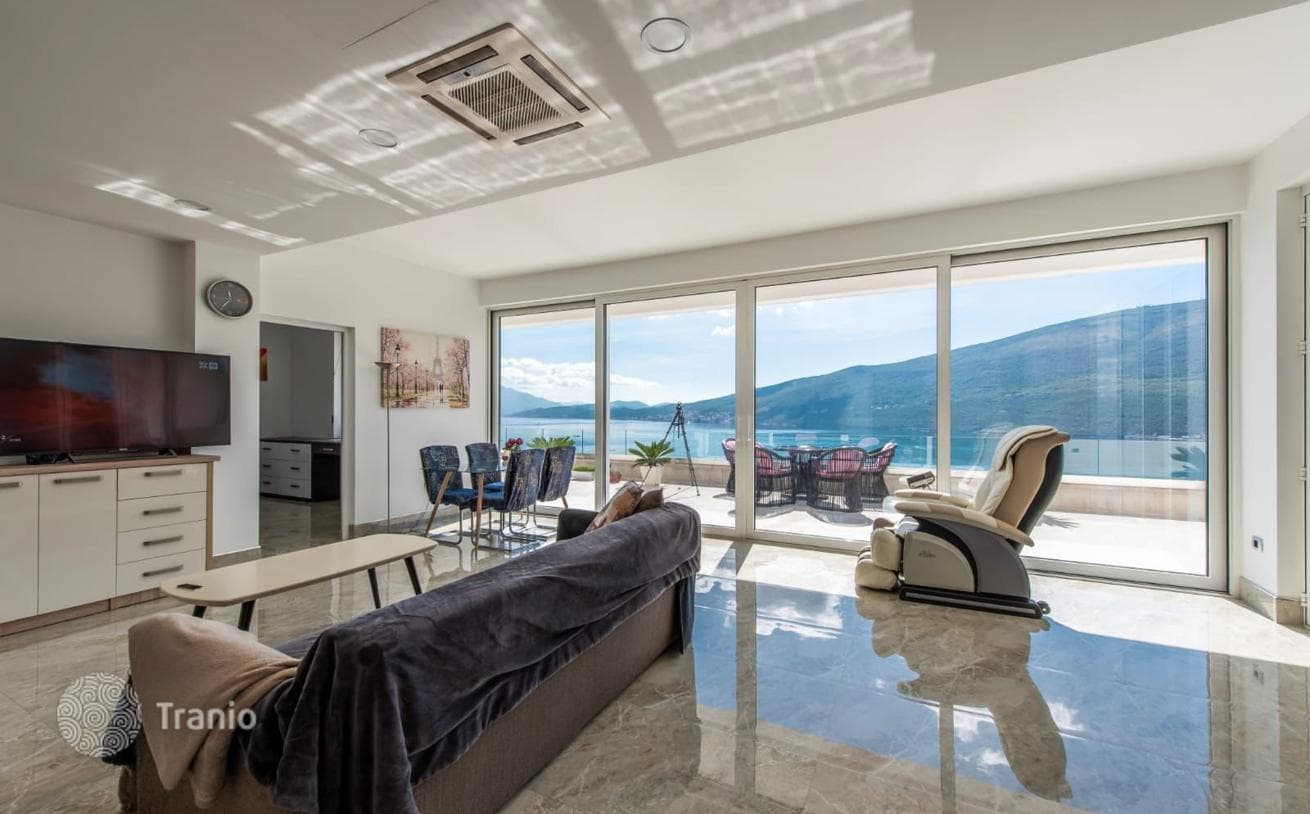 5-Bedroom Villa with Private Pool and Garden 300 m from the Beach in Djenovic, Herceg Novi