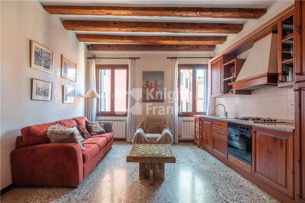 2-Bedroom Apartment in Venice, Italy, photo 3