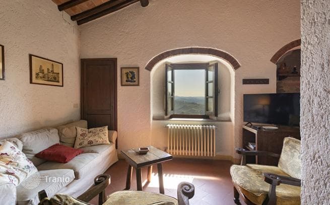Villa with Two Guest Houses, Olive Groves and Vineyards in Castelfiorentino
