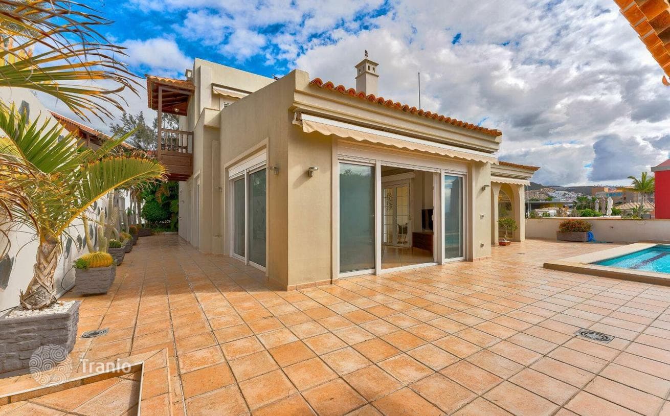 3-Bedroom Beachfront Villa with Private Pool in Costa Adeje, Tenerife, photo 3