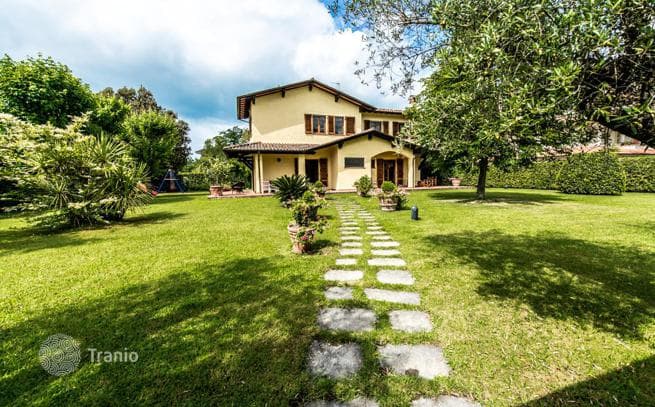Two-Story Villa with Garden in Forte dei Marmi, Tuscany, photo 2