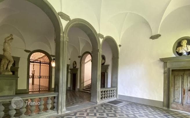 1-Bedroom Apartment with 3 Bathrooms in Florence, Italy, photo 3