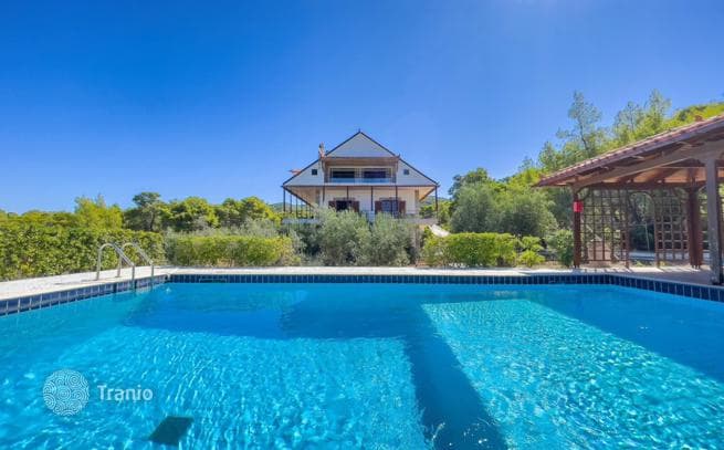 3-Bedroom Villa with Private Pool and Sports Court in Loutraki, Peloponnese, photo 3