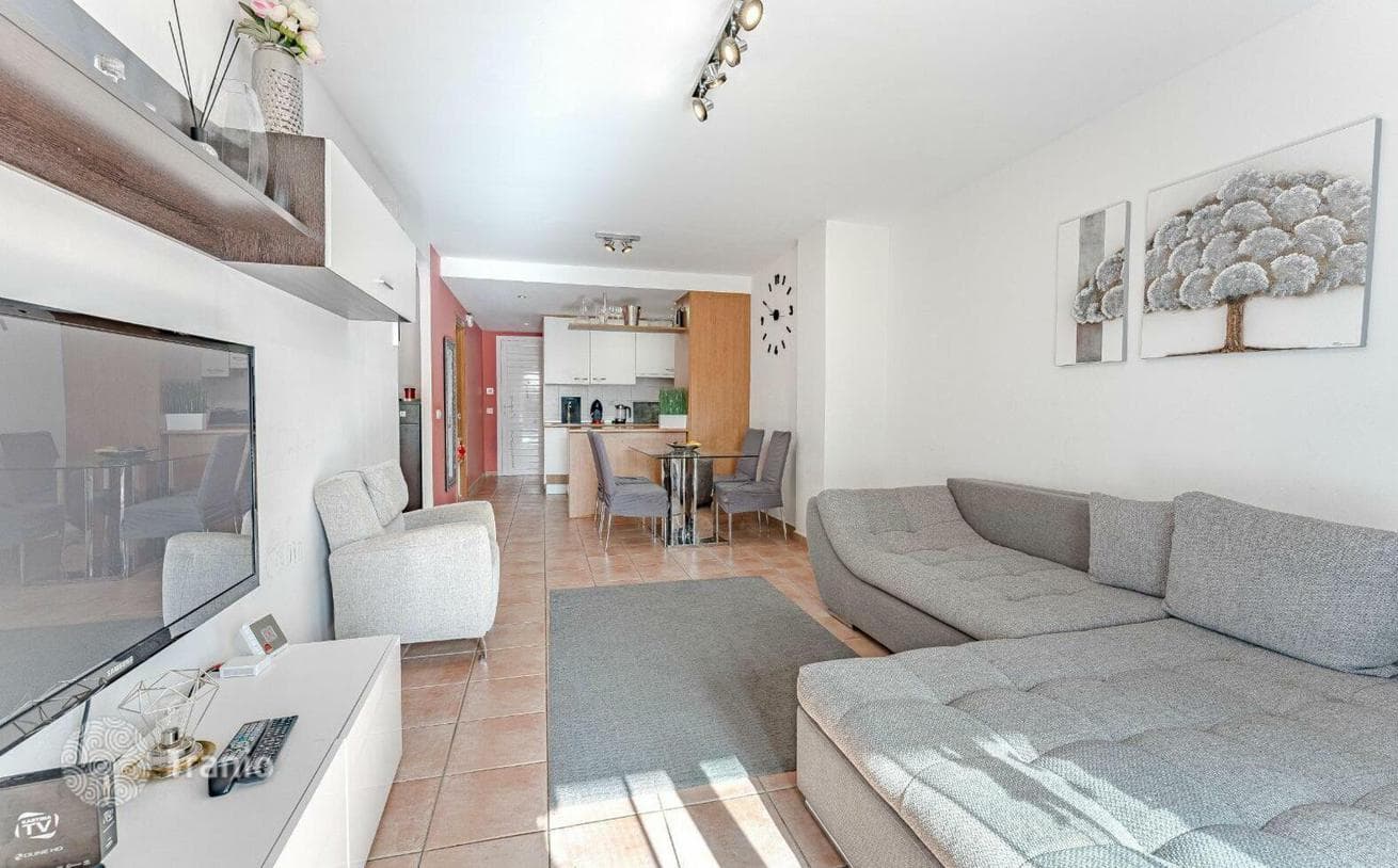 2-Bedroom Apartment with Shared Pool in Playa Paraiso, Tenerife, photo 2