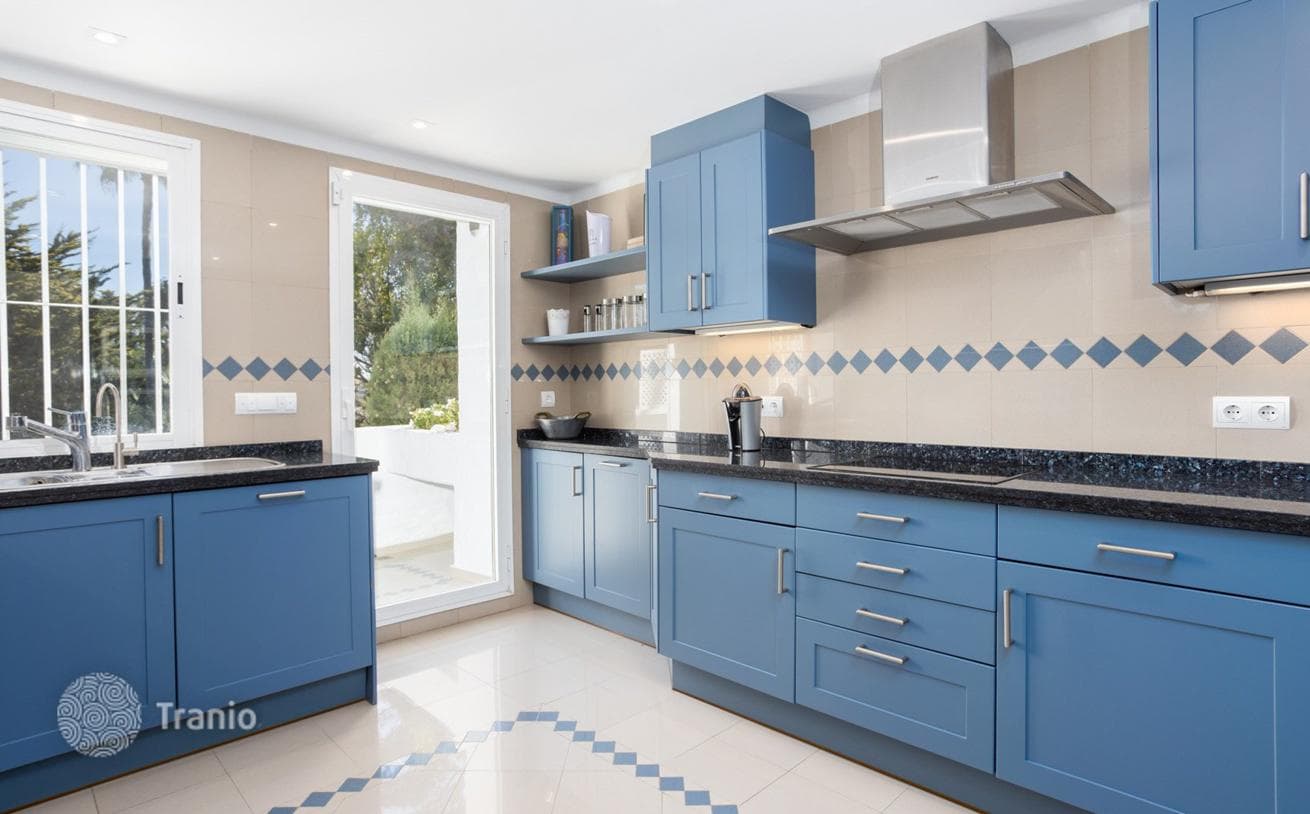 3-Bedroom Penthouse with Sea View in Rio Real, Marbella, photo 2