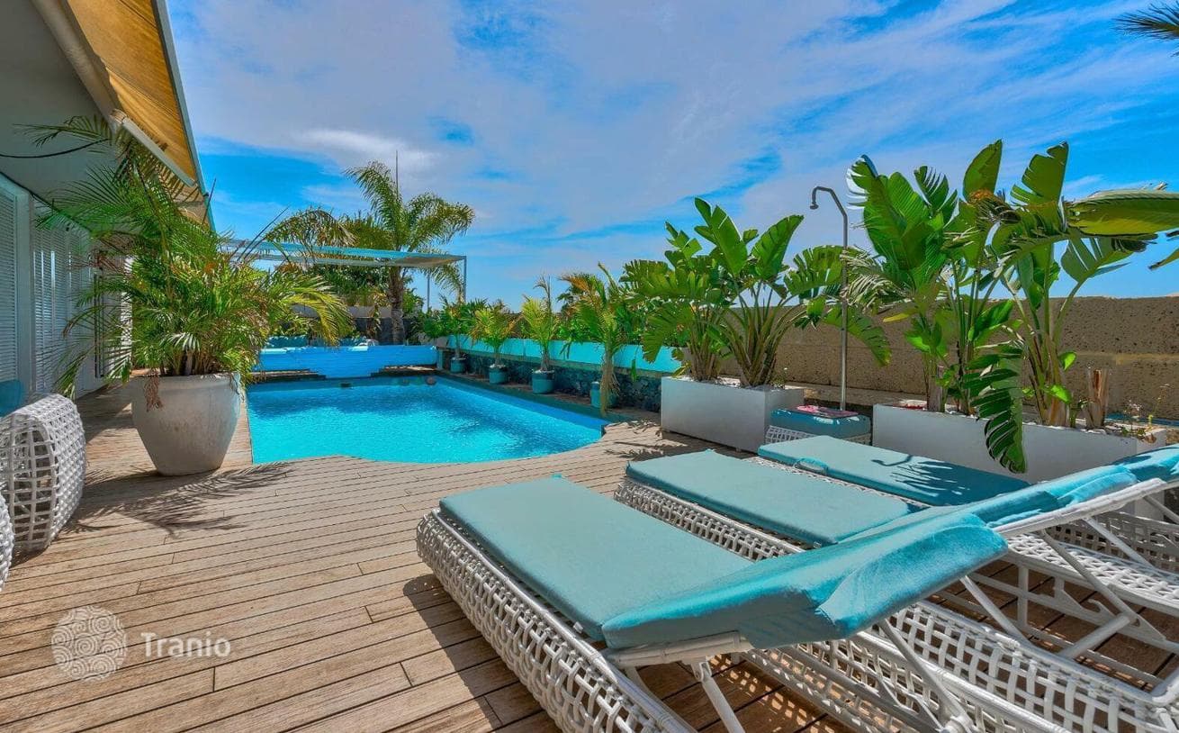 4-Bedroom Villa with Private Pool and Garden in El Madroñal, Costa Adeje, photo 3