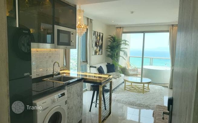 1-Bedroom Corner Condo with Beach View in Jomtien