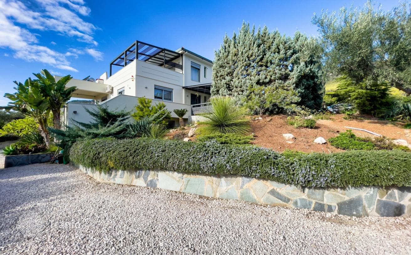 3-Bedroom Villa with Lake View in Loutraki, Peloponnese, photo 3