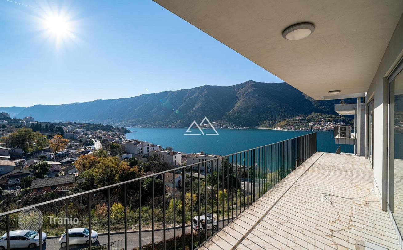 4-Bedroom Penthouse with Bay View in Dobrota, Kotor, photo 3