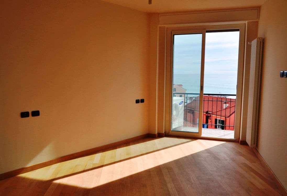 2-Bedroom Apartment in Ospedaletti, photo 5