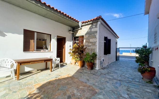 3-Bedroom Beachfront House with Garden in Xylocastro, Peloponnese, photo 4