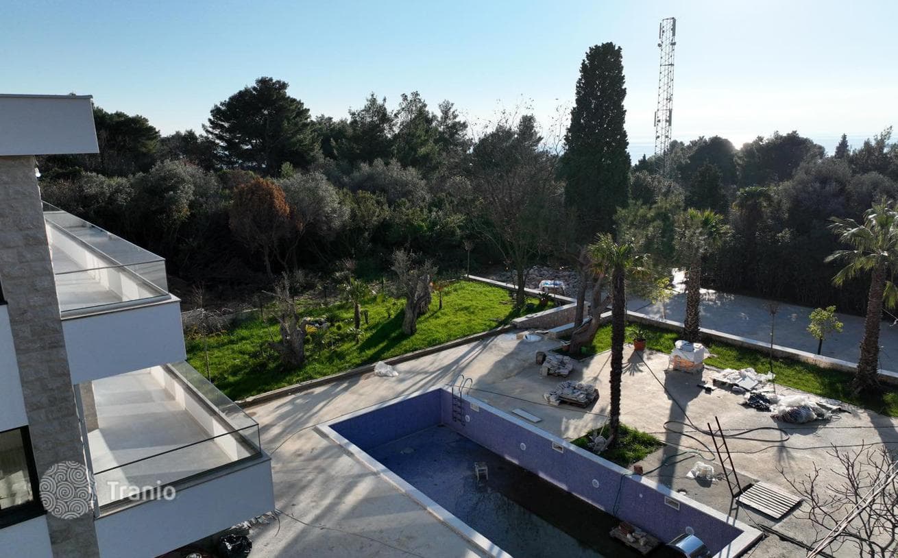 3-Bedroom Villa with Private Pool and Garden 150 m from the Sea in Ratac, photo 3