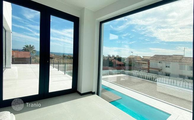 3-Bedroom Villa with Private Pool and Sea View in Torrevieja, photo 5
