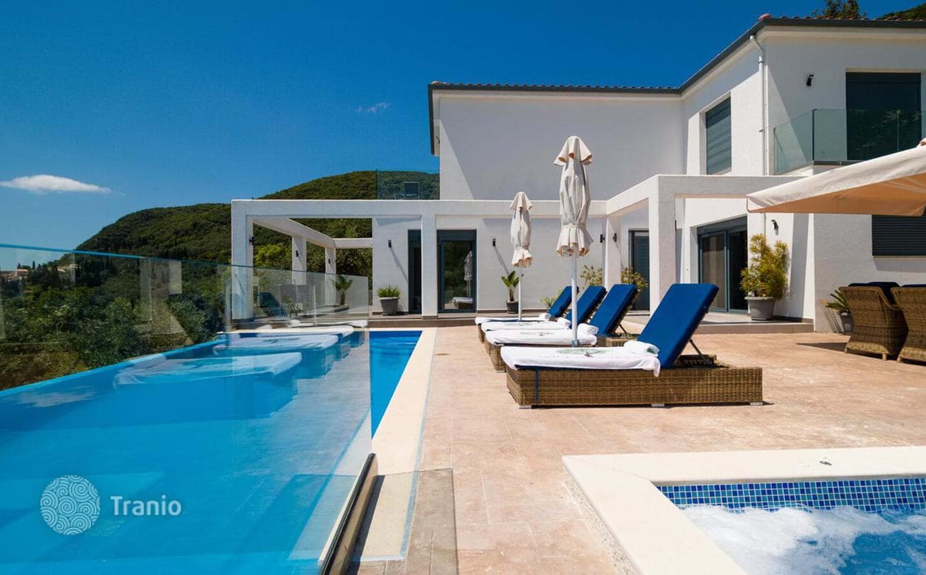6-Bedroom Villa with Heated Pool in Dukades, Corfu, photo 2