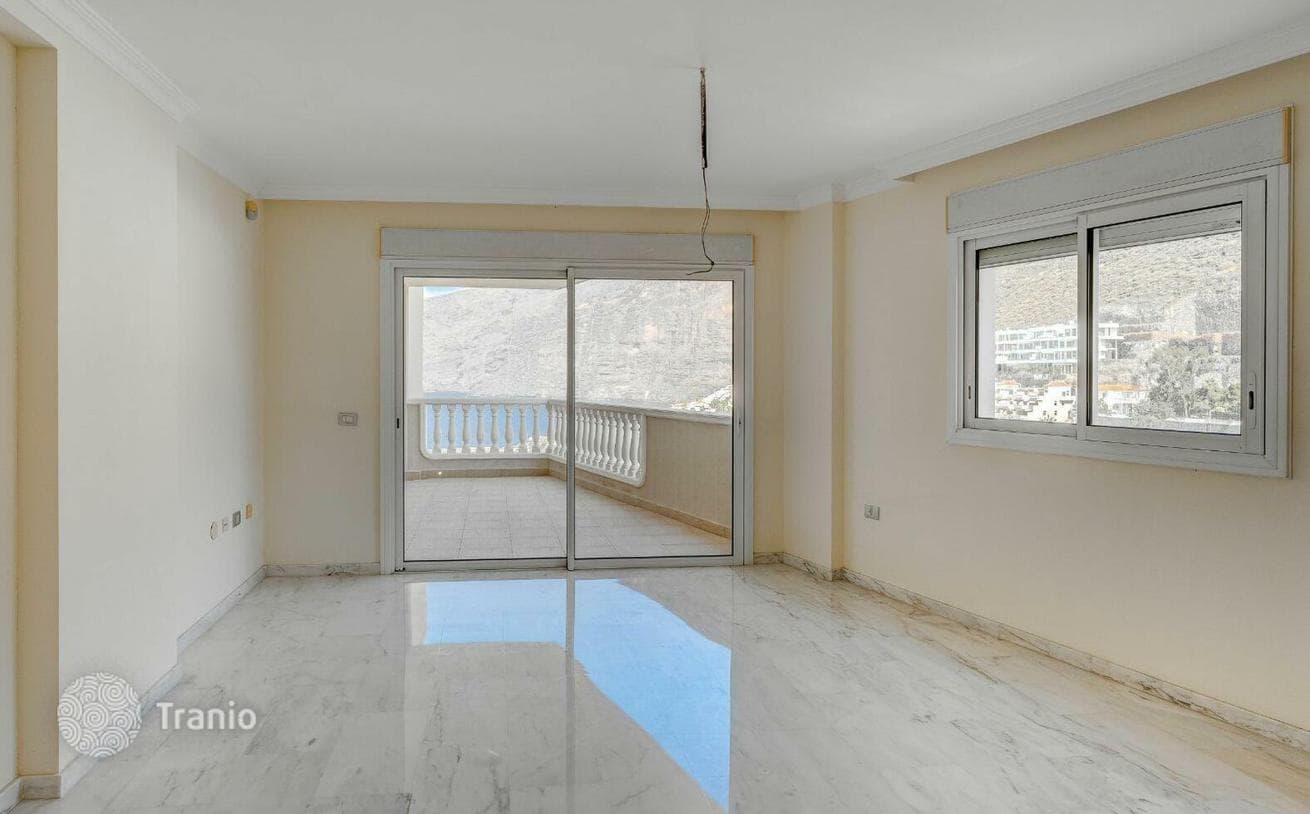 2-Bedroom Penthouse with Roof Terrace in Acantilado de los Gigantes, Tenerife