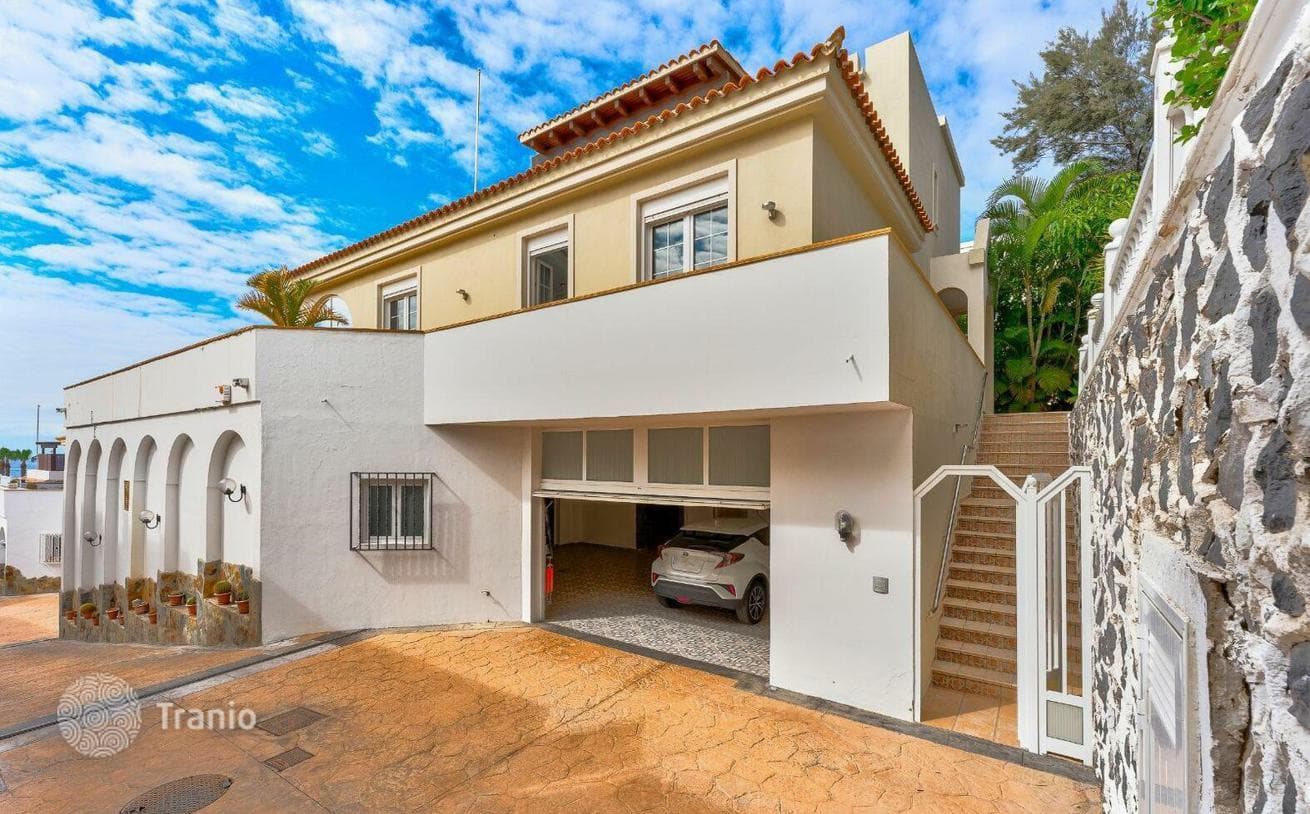 3-Bedroom Beachfront Villa with Private Pool in Costa Adeje, Tenerife, photo 4