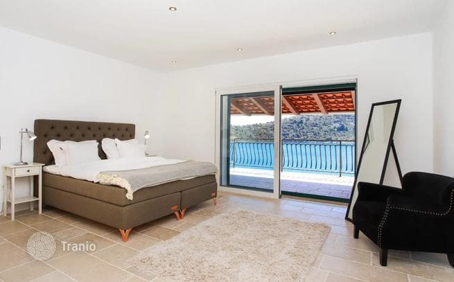 Stone Villa with Private Pool and BBQ Area Beachfront in Trogir, photo 3