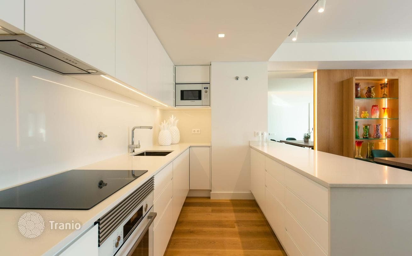 3-Bedroom Apartment with Sea View and Pool in São Martinho, Funchal