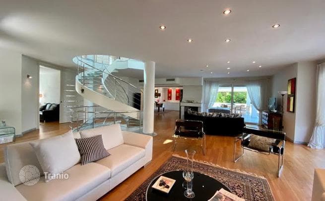 3-Story Luxury Villa with Heated Pool and Mountain Views in Forte dei Marmi