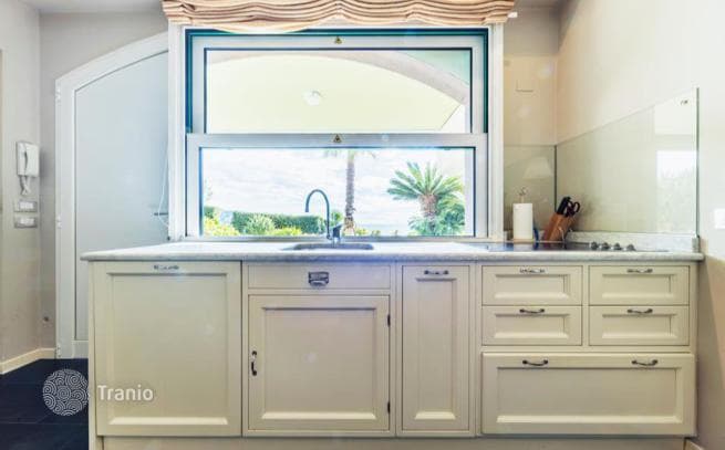 2-Bedroom Apartment with Sea View and Beach Access in Bordighera, Liguria, photo 3